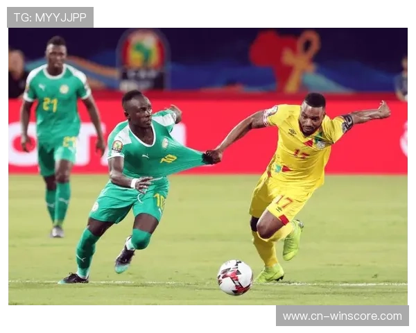 非洲杯决赛上演“毛巾大战”，塞内加尔门将全力守护门迪毛巾